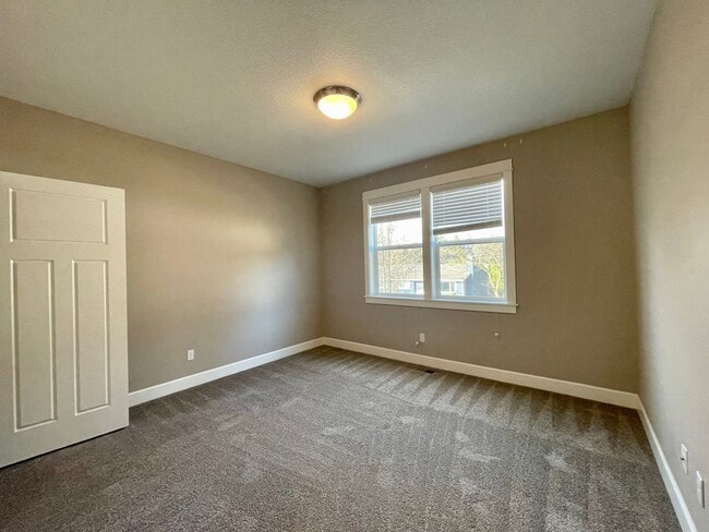 Building Photo - Beautiful Single Story Home!! 3 bed/2 bath with Open Floor Plan and Large Yard!!