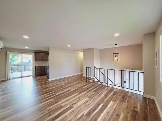 Building Photo - **Gorgeous Renovated 3 Bed 2.5 Bath Duplex...