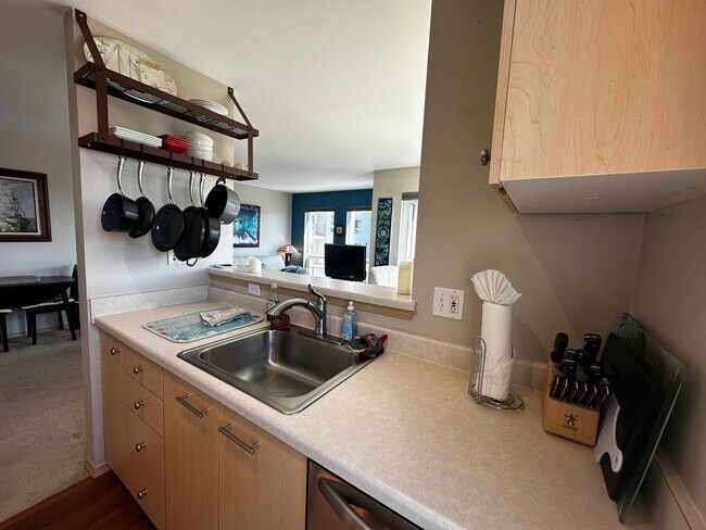 Building Photo - Fully Furnished Downtown Everett Condo wit...