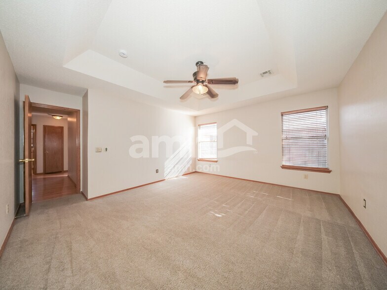 Building Photo - 17313 Valley Crst