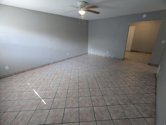 Building Photo - 910 S Center St