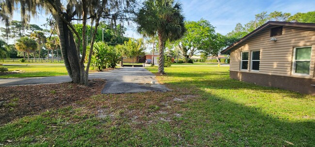 Building Photo - 2 Bedroom, 3 Bathroom House in Bradenton