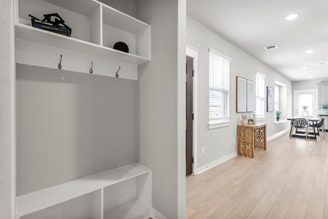 Building Photo - 2310 Calvert Dr