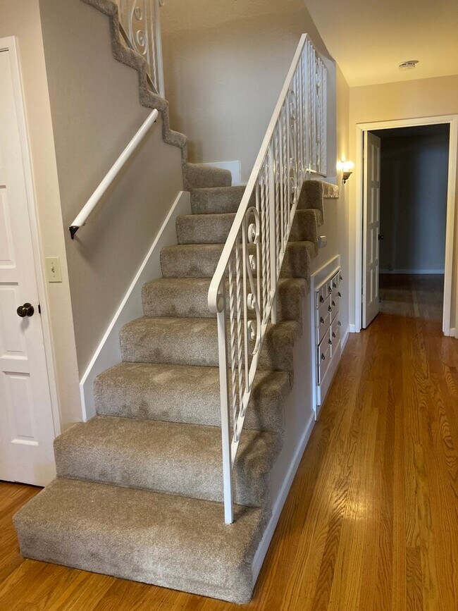 Building Photo - 1960 Harris Ave