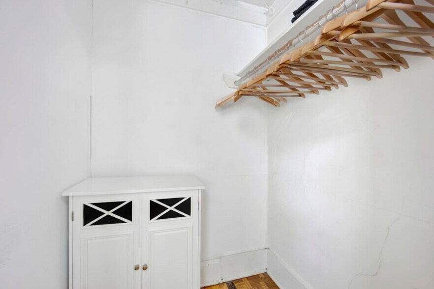 Building Photo - 1205 W Oakdale Ave