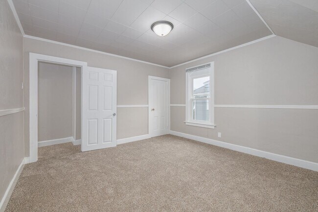 Building Photo - 476 Linden St