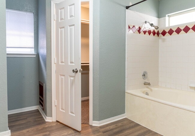 Building Photo - "Charming and Spacious 1,575 Sq Ft Home with 3-Bedroom Retreat with 2 Full Baths!"