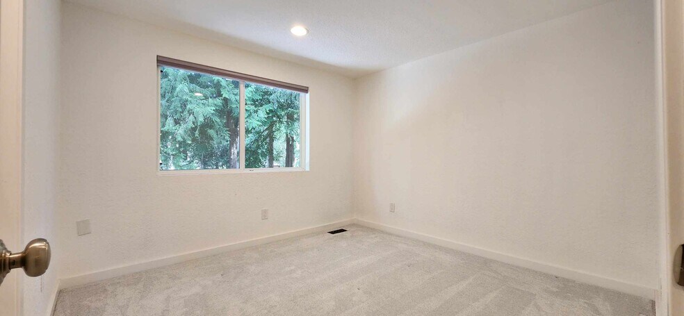 Building Photo - 2417 Sahalee Dr W