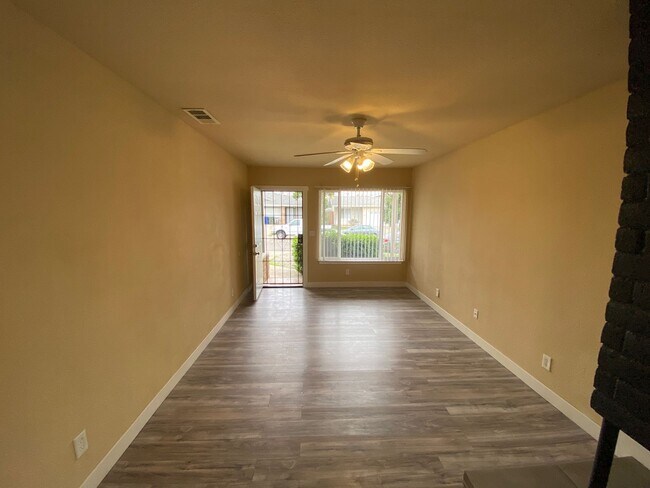 Building Photo - Cozy Update Duplex