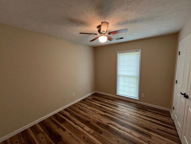 Building Photo - Hidden Gem in Holiday Park Subdivision!