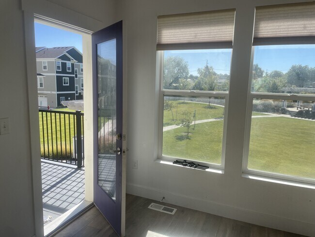 Building Photo - 3855 Gartmore Ln