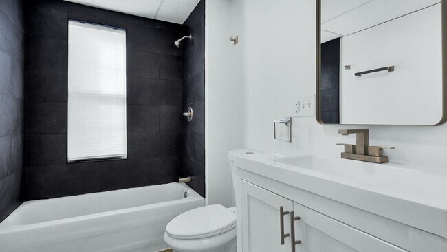 Building Photo - 130 Chicago Ave