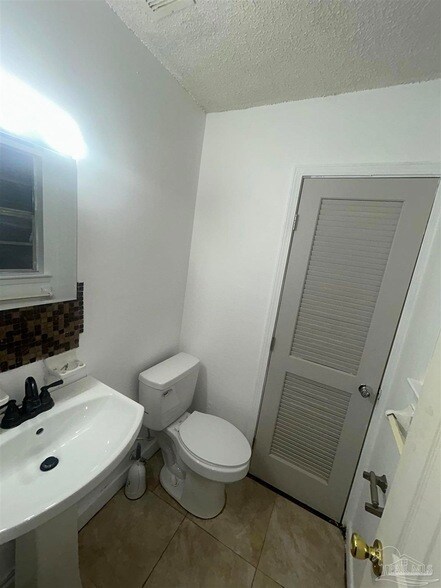 Building Photo - 1105 W Strong St