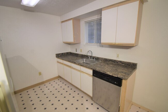 Building Photo - 3-Bedroom, 1-Bathroom Apartment in the Hea...