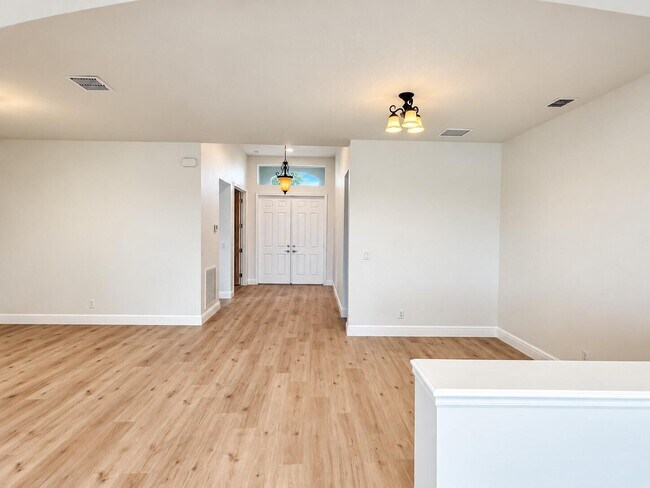 Building Photo - 12170 SW Bennington Cir