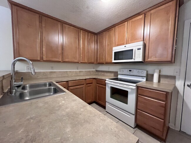 Building Photo - 302 Cherry Way