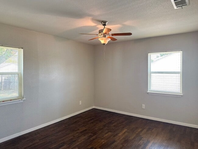 Building Photo - 2 Bed / 1 Bath / Detached Garage