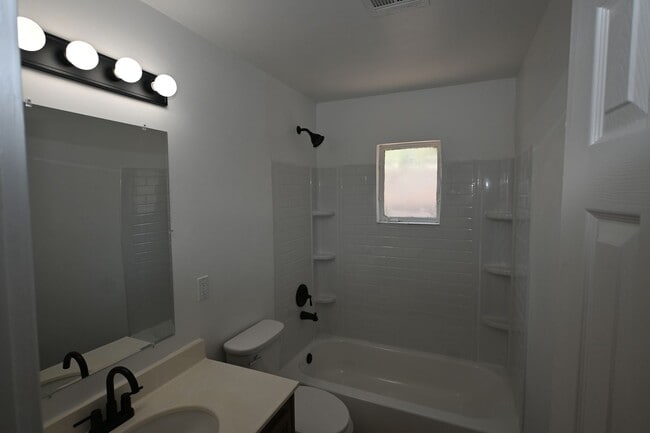 Building Photo - 1610 Marlin Ave