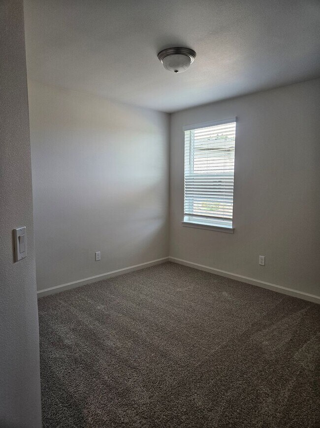 Building Photo - Brand New 3 bdrm 2 1/2 bath townhouse