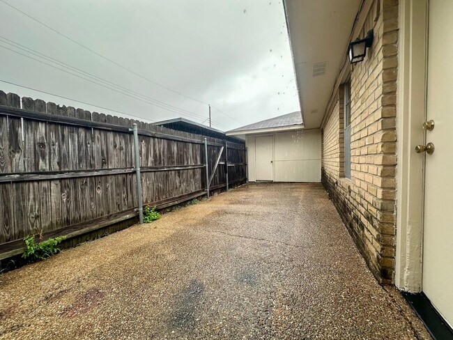Building Photo - 1404 Chapel Ridge Rd