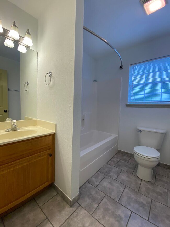 Building Photo - 4 Bedroom With Downstairs Master Bed