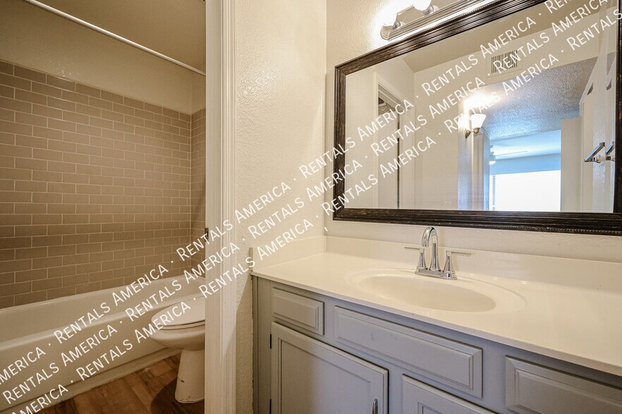 Building Photo - 2146 W Isabella Ave