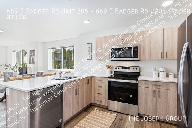 Building Photo - 669 E Badger Rd