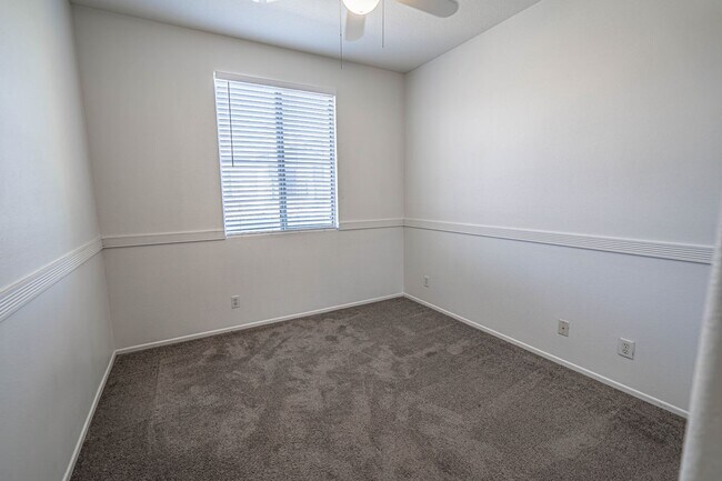 Building Photo - 4 Bedroom Oaklane Townhome in Santa Clarita!