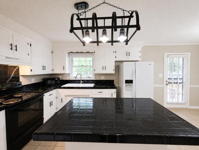 Building Photo - Welcome home to the perfect blend of peaceful country charm and modern city living!
