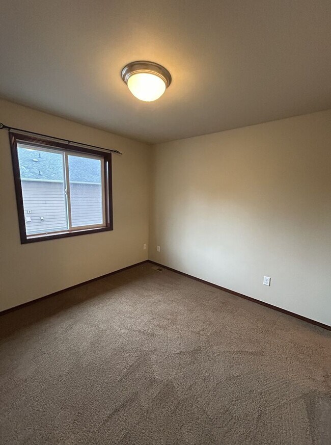 Building Photo - Spacious 4 bedroom 2.5 bath in Arlington with RV Parking