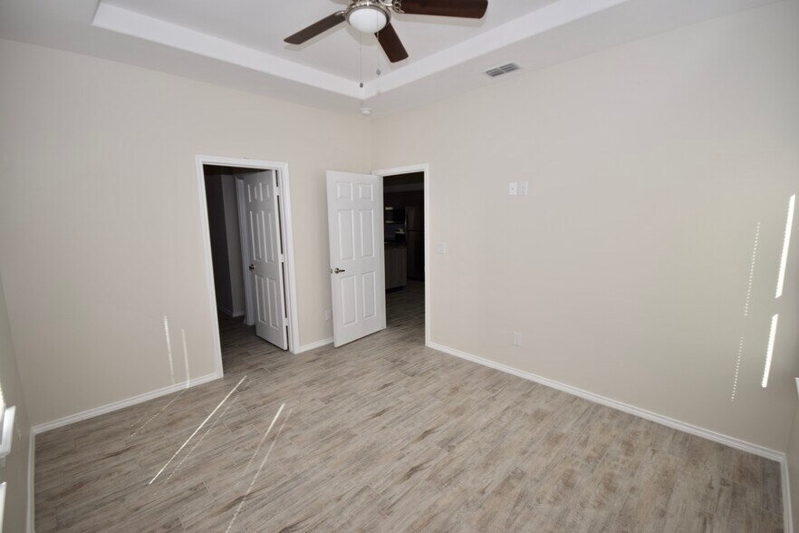 Building Photo - 5000 N Hiawatha Dr