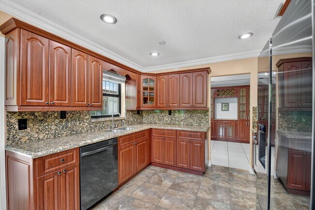 Building Photo - 1035 Soelca Dr