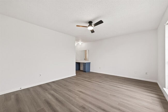 Building Photo - 7523 La Pl Dr