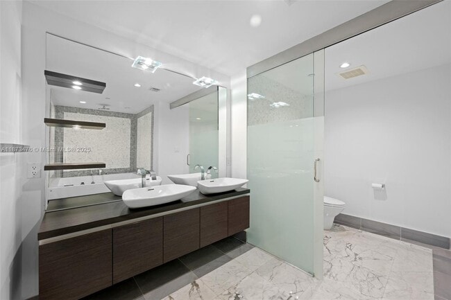 Building Photo - 200 Biscayne Blvd Way