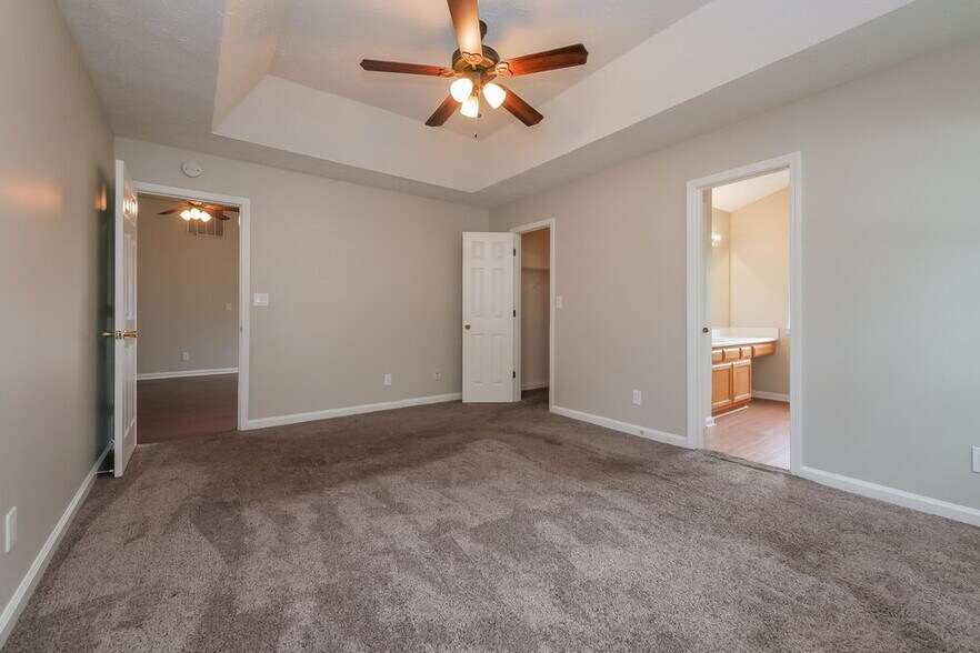 Building Photo - 454 Village Cir
