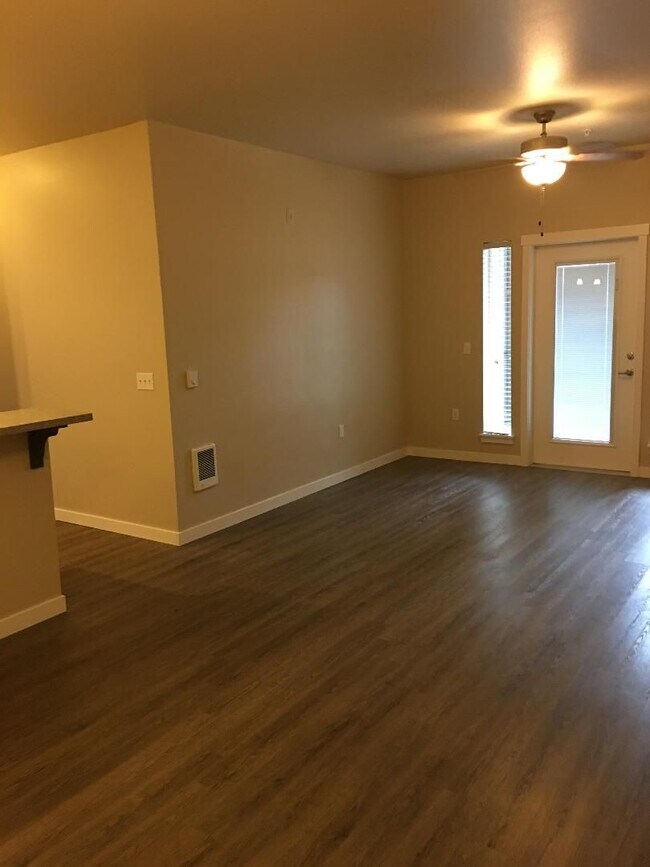 Building Photo - Beautiful 2 bedroom, super cute floorplan, laundry room with full size washer and dryer!