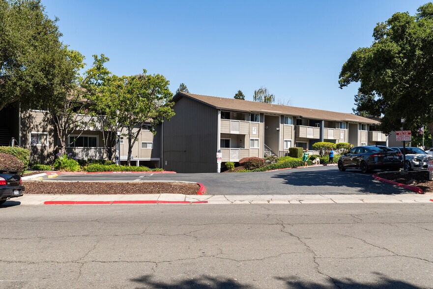 Building Photo - 202 Calvert Dr