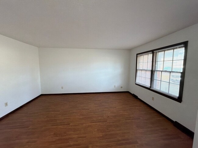 Building Photo - WOW! Look at this property ! You cant beat this price!