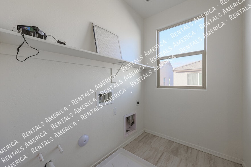 Building Photo - 12038 W Polk St