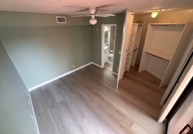 Building Photo - 3871 Victoria Dr