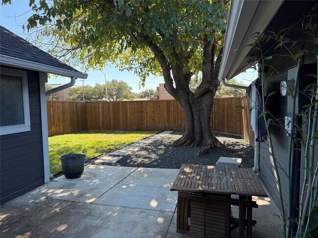 Building Photo - 1504 Summertree Ct