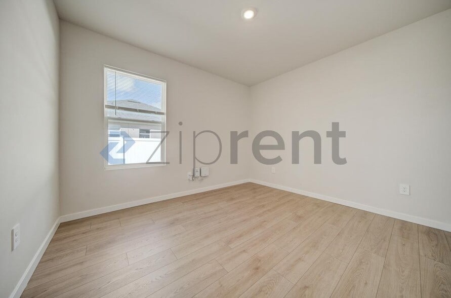 Building Photo - 707 NW 2nd Ln