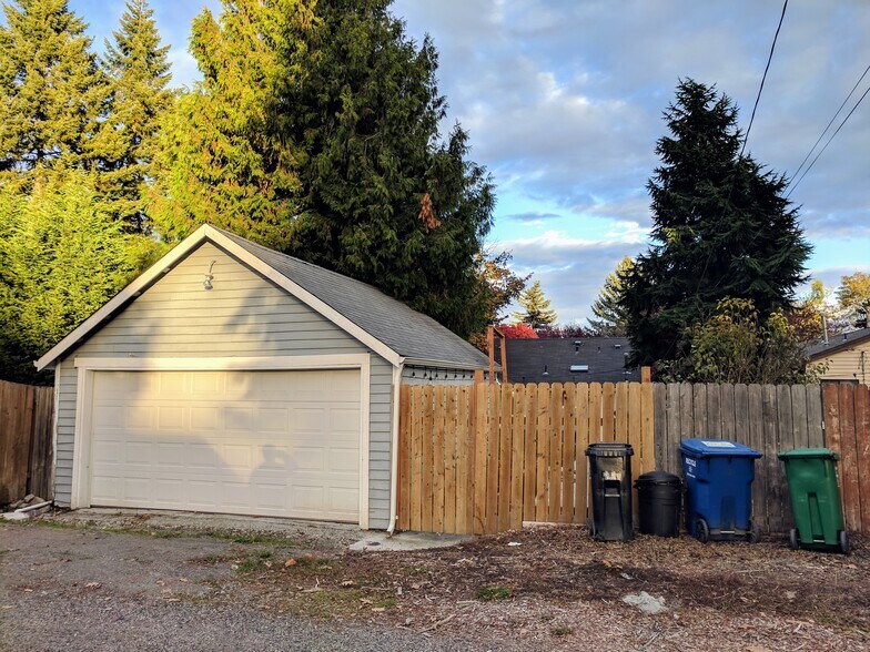 Garage - 7111 31st Ave SW