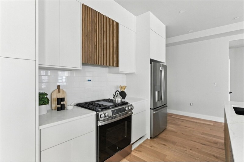 Building Photo - 34 Woodford St