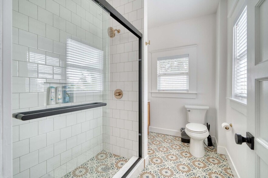 Building Photo - 315-317-317 NE Beech St