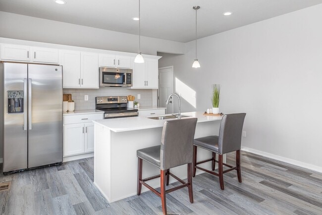 Building Photo - Modern Comfort in the Heart of Norwalk