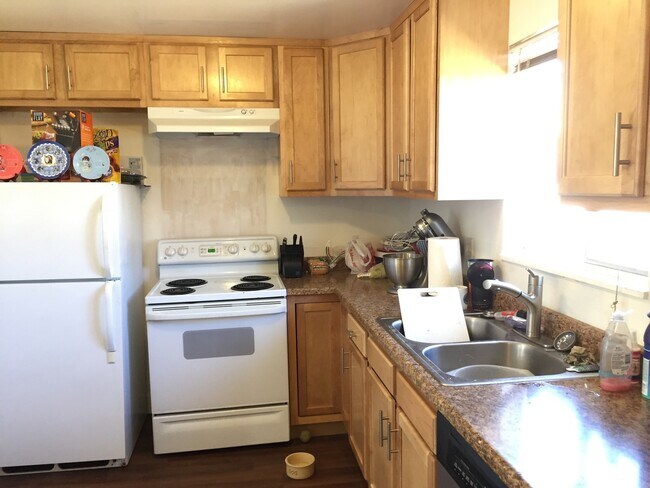 Building Photo - PRE LEASE: 3 Bed 1.5 Bath House Close To Campus!