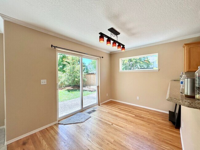 Building Photo - Spacious 4 Bed, 2.5 Bath House