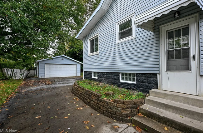 Building Photo - Modern & Charming 3-Bedroom Home