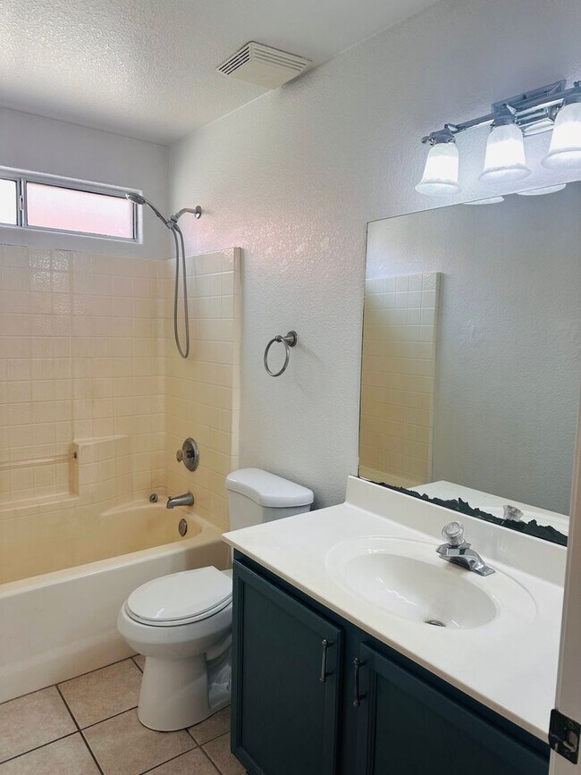 Building Photo - LOVELY HOME - 2 BEDROOM PLUS DEN - LARGE YARD